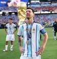 Messi e o resto da equipe argentina ficaram virados para a torcida enquanto a Espanha recebia o troféu da Copa  Foto: Maja Hitij - FIFA/FIFA via Getty Images
