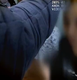 Policial coloca arma carregada com apenas uma bala e faz uma "roleta-russa" com cabeça de jovem na mira  Foto: Reprodução/TV Globo