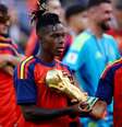Nico Williams com a taça de campeão pela Espanha Foto: Reuters / BBC News Brasil