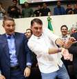 Derrite e Tarcísio observam Flávio Bolsonaro fazer um gesto em alusão a um jogo de videogame  Foto: Daniel Teixeira/Estadão / Estadão