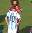 Momento em que Cucurella coloca a mão na boca ao falar com Messi.  Foto: Reprodução/ Redes Sociais