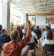 Os melhores resultados costumam surgir quando a empresa combina conhecimento interno com apoio de profissionais externos Foto: Studio Romantic | Shutterstock / Portal EdiCase