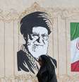 Um mural do aiatolá Ali Khamenei — sucedido por seu filho, Mojtaba — em Teerã  Foto: EPA/Shutterstock / BBC News Brasil