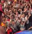 Foto: Reprodução - Legenda: Ferran Torres usa boné em festa da Espanha e recebe reação da Casa Branca / Jogada10