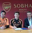 Tzolis tira fotos após assinar contrato com o Arsenal até junho de 2031 - Foto: Divulgação/Arsenal / Jogada10