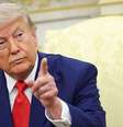 President Donald Trump pointing his finger. He has a serious look on his face and is wearing a blue suit with a white shirt and red tie.  Foto: Getty Images / BBC News Brasil