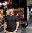 Cristian Figueiredo, 41, largou a carreira em Ciência da Computação aos 20 anos para investir numa cafeteria com o pai  Foto: Divulgação