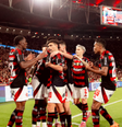 elenco do Flamengo comemorando Foto: Adriano Fontes/Flamengo / Gávea News