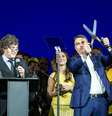 Javier Milei e Flávio Bolsonaro durante a convenção nacional do Partido Liberal (PL) no Mercado Livre Arena, na zona oeste de São Paulo Foto: Taba Benedicto/Estadão / Estadão