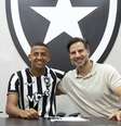 Com muita habilidade, Toledo passa por dois marcadores –  Foto: Vitor Silva/Botafogo / Jogada10