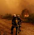 Bombeiros tentam controlar as chamas durante um incêndio florestal em Lège‑Cap‑Ferret, no departamento da Gironda, em 24 de julho de 2026.  Foto: © Stephane Mahe / REUTERS / RFI