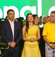 Flávio Bolsonaro e a esposa, Fernanda Bolsonaro, durante convenção do PL  Foto: VINICIUS NUNES/AGÊNCIA F8 / Estadão