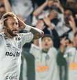 Neymar comemora gol do Santos sobre a Chapecoense.  Foto: Reprodução/@SantosFC via X / Estadão