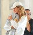 Com tênis retrô de R$ 1 mil e aerolook comfy, Gisele Bündchen é clicada com o filho de 1 ano e 5 meses em aeroporto do Rio. Fotos!.  Foto: Brazilnews / Purepeople