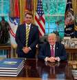 Flávio Bolsonaro publicou uma foto ao lado de Trump em maio deste ano  Foto: Reprodução