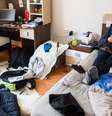 Casa sempre bagunçada? Saiba o que a desorganização pode dizer sobre sua saúde emocional e veja dicas para criar hábitos de organização Foto: Reprodução: denozy/Getty Images / Bons Fluidos