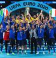 Elenco da Itália comemora título da Eurocopa de 2020, realizada em 2021 -   Foto: Claudio Villa/Getty Images / Esporte News Mundo