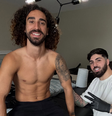 Cucurella ao lado do tatuador que fez o desenho do treinador em seu braço  Foto: Reprodução/Instagram/@cucurella3