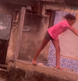 A pequena Emanuelly fez um exercício de trave em uma mureta na rua  Foto: Reprodução/Instagram/@emanuellygym