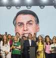 Flávio Bolsonaro em convenção na qual foi exibido um vídeo de Jair Bolsonaro feito com inteligência artificial  Foto: Taba Benedicto/ Estadão / Estadão