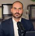 Com mandato de deputado federal cassado, Eduardo Bolsonaro falou sobre possibilidades envolvendo seu passaporte durante entrevista ao SBT News neste sábado, 20.  Foto: @SBT News via YouTube / Estadão