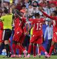 Embolo é expulso pelo árbitro português João Pinheiro - Foto: David Ramos/Getty Images - Legenda: Árbitro João Pinheiro mostra o segundo amarelo e consequente expulsão para Breel Embolo / Jogada10