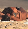 Bruna e Shawn curtem praia no Rio agarradinhos  Foto: Reprodução