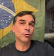 Flávio Bolsonaro em transmissão ao vivo para comentar a decisão do STF que o impediu de visitar o pai  Foto: Reprodução/ / Estadão