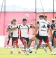 Jogadores de Benfica e Belenenses em disputa de bola durante amistoso de pré-temporada - Foto: Divulgação / Jogada10