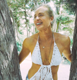 Os novos tênis Adidas 'tinto de verano' elevam qualquer vestido branco ao status de luxo. Foto: Reprodução/Instagram, @angelicaksy / Purepeople