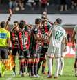 Momento em que Cacá, zagueiro do Vitória, é expulso por falta em Jhon Arias, do Palmeiras  Foto: Estadão Conteúdo