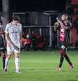 Luan Cândido, do Vitória, faz gesto de roubo para a arbitragem de partida contra o Palmeiras, pelo Brasileirão  Foto: Estadão Conteúdo