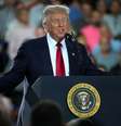O presidente dos EUA, Donald Trump, fala no Milford Proving Grounds da General Motors, em julho de 2026  Foto: Andrew Harnik/Getty Images / Rolling Stone Brasil
