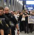 Dezenas de pessoas protestaram no aeroporto de Leipzig-Halle contra a deportação  Foto: DW / Deutsche Welle