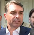 Flávio Bolsonaro em conversa com jornalistas na tarde desta sexta  Foto: Reprodução/GloboNews
