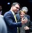Senadores Flávio Bolsonaro (PL) e Tereza Cristina (PP) posam para foto juntos  Foto: Roque de Sá/Agência Senado