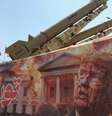 Um mural reproduz o rosto do presidente dos Estados Unidos, Donald Trump, ao lado de um sistema de mísseis iraniano na Praça Azadi, em Teerã, em 30 de julho de 2026.  Foto: via REUTERS - Majid Asgaripour / RFI