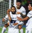 Brilhou! Juninho é celebrado pelos colegas após marcar hat-trick pelo Pumas –  Foto: Divulgação/Pumas / Jogada10