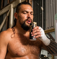 Jason Momoa, hoje aos 47 anos, o Blanka de 'Street Fighter' e eterno 'Aquaman': 'Minha mãe sempre tomava cervejas de qualidade. Ela acabou me criando bebendo as melhores'.  Foto: Youtube, Men's Health / Enhanced with Google AI / Purepeople