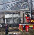 Bombeiros diante do depósito de resíduos industriais que pegou fogo em Gandrange, no leste da França, provocando o confinamento por algumas horas de cerca de 30 mil pessoas em 2 de agosto de 2026.  Foto: AFP - ROMEO BOETZLE / RFI