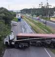 Carreta tombada na BR 101.  Foto: Portal de Prefeitura