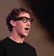 Meta, do CEO Mark Zuckerberg, é alvo de questionamentos sobre proteção de dados por óculos inteligentes  Foto: DW / Deutsche Welle