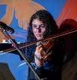 Bisneta de cirandeiro, Elloá Santos Moreira, de 15 anos, já escolheu que também quer seguir o caminho da música  Foto: Charles Trigueiro