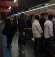 Passageiros aguardam chega de trem, em dia de greve de ferroviários que afetam a circulação de composições nas linhas 11, 12 e 13.  Foto: Felipe Rau/Estadão / Estadão