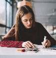 Apesar de ser um grande aliado nos estudos, o ChatGPT deve ser utilizado de forma equilibrada para não comprometer o desenvolvimento da autonomia e do pensamento crítico  Foto: GalacticDreamer | Shutterstock / Portal EdiCase
