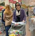 A jornalista Claudia Matarazzo desfilou estilo e discrição ao fazer suas compras no mercado preferido de famosos em SP  Foto: Sala de TV