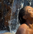 Erika Januza curte banho de cachoeira em Goiás  Foto: Reprodução/Instagram