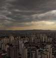 Céu encoberto por nuvens densas é visível sobre o bairro da Mooca, na Zona Leste de São Paulo, Brasil, em 7 de agosto de 2026  Foto: Fabio Vieira/FotoRua/NurPhoto via Getty Images / BBC News Brasil