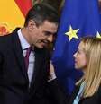 Giorgia Meloni conversa com Pedro Sánchez ao recebê-lo em Roma em 2023  Foto: ANSA / Ansa - Brasil