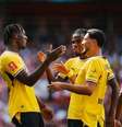 Jogadores de Arsenal e Dortmund em disputa de bola na Copa Emirates –  Foto: Divulgação / Arsenal / Jogada10
